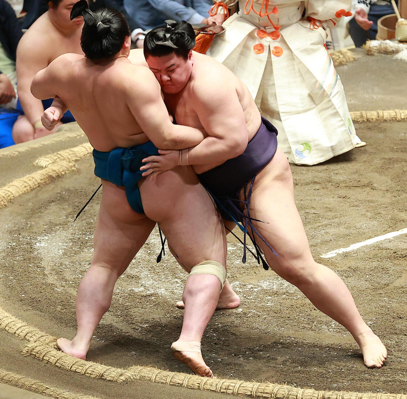 琴栄峰（左）を寄り切りで破る義ノ富士（撮影・中島郁夫）