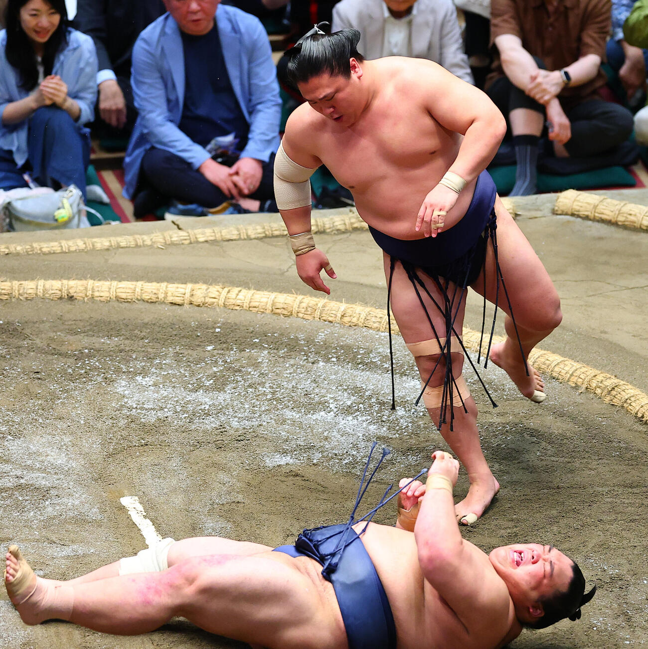 藤凌駕（下）を肩すかしで破る若隆景（撮影・野上伸悟）