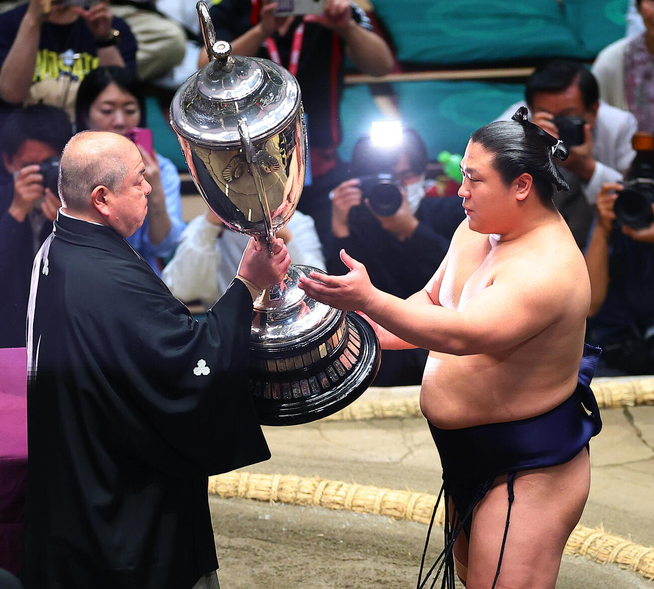 優勝し八角理事長（左）から賜杯を受けとる若隆景（撮影・野上伸悟）