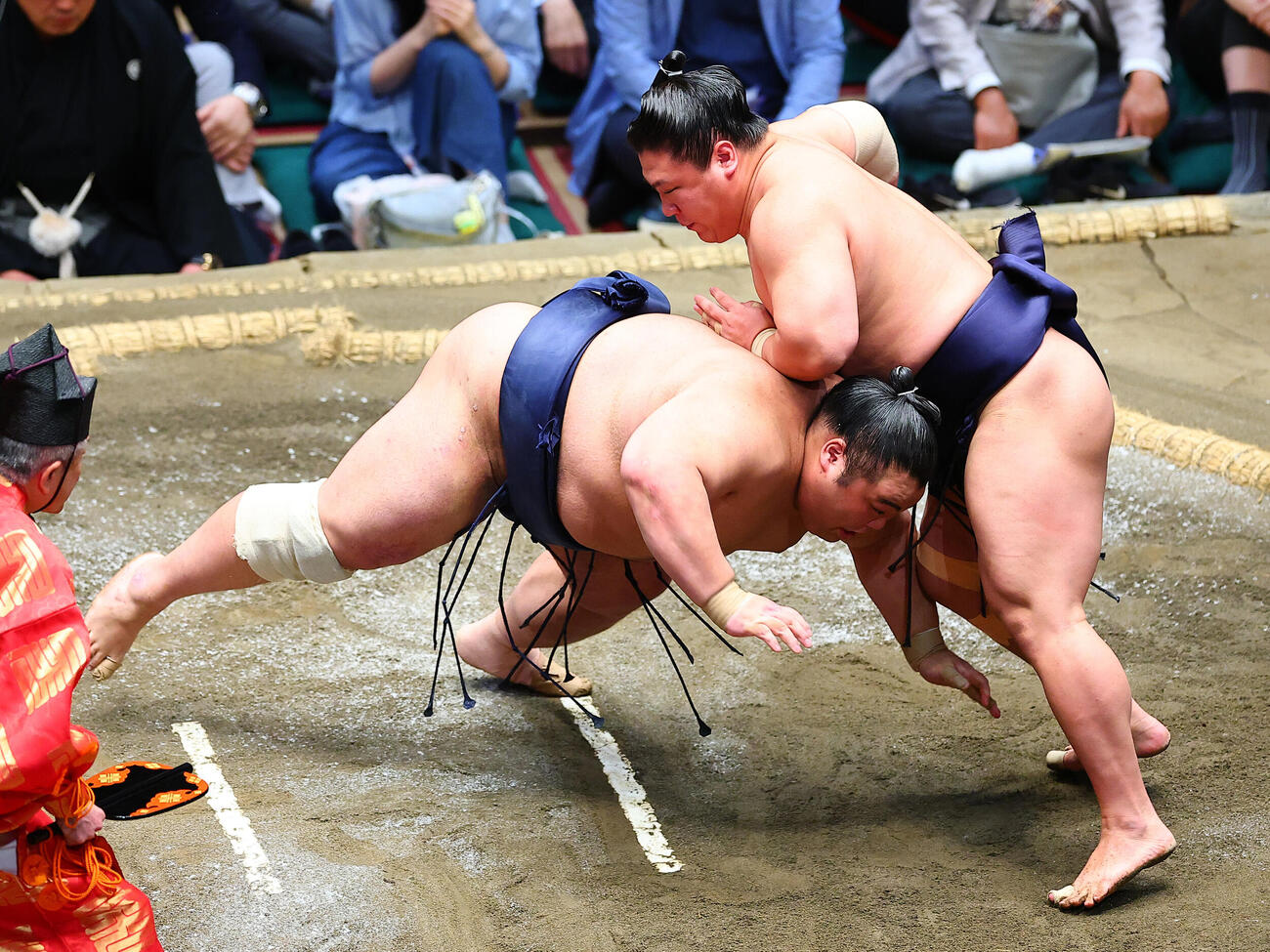 藤凌駕（左）を肩すかしで破る若隆景（撮影・野上伸悟）