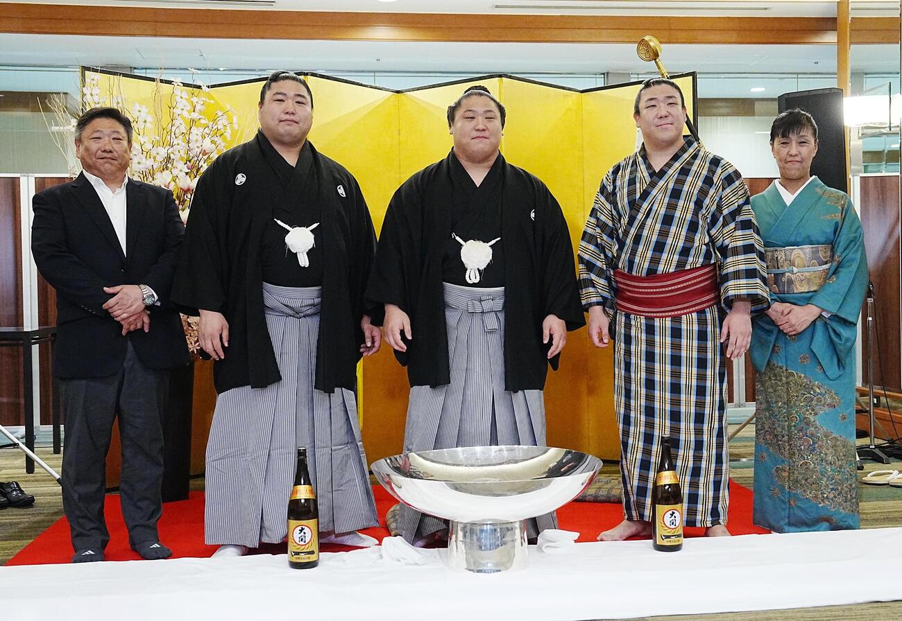 優勝祝賀会会場で記念撮影する、左から父政志さん、次兄の若元春、若隆景、長兄の若隆元、母文子さん（撮影・小沢裕）