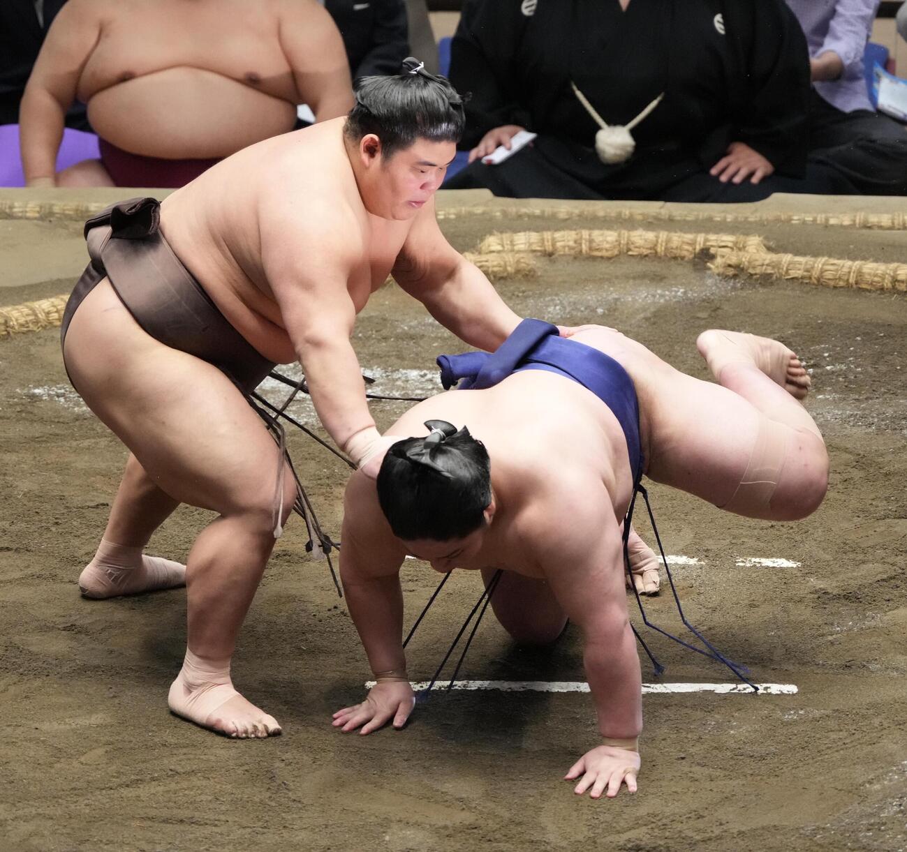 伯乃富士（左）は藤青雲をはたき込みで破る（撮影・小沢裕）