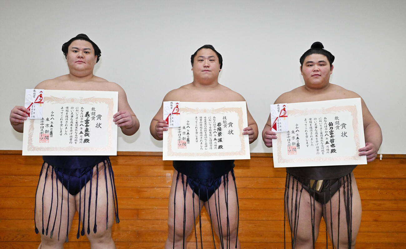 東京新聞三賞の受賞力士。左から敢闘賞の義ノ富士、技能賞の若隆景、敢闘賞の伯乃富士（代表撮影）