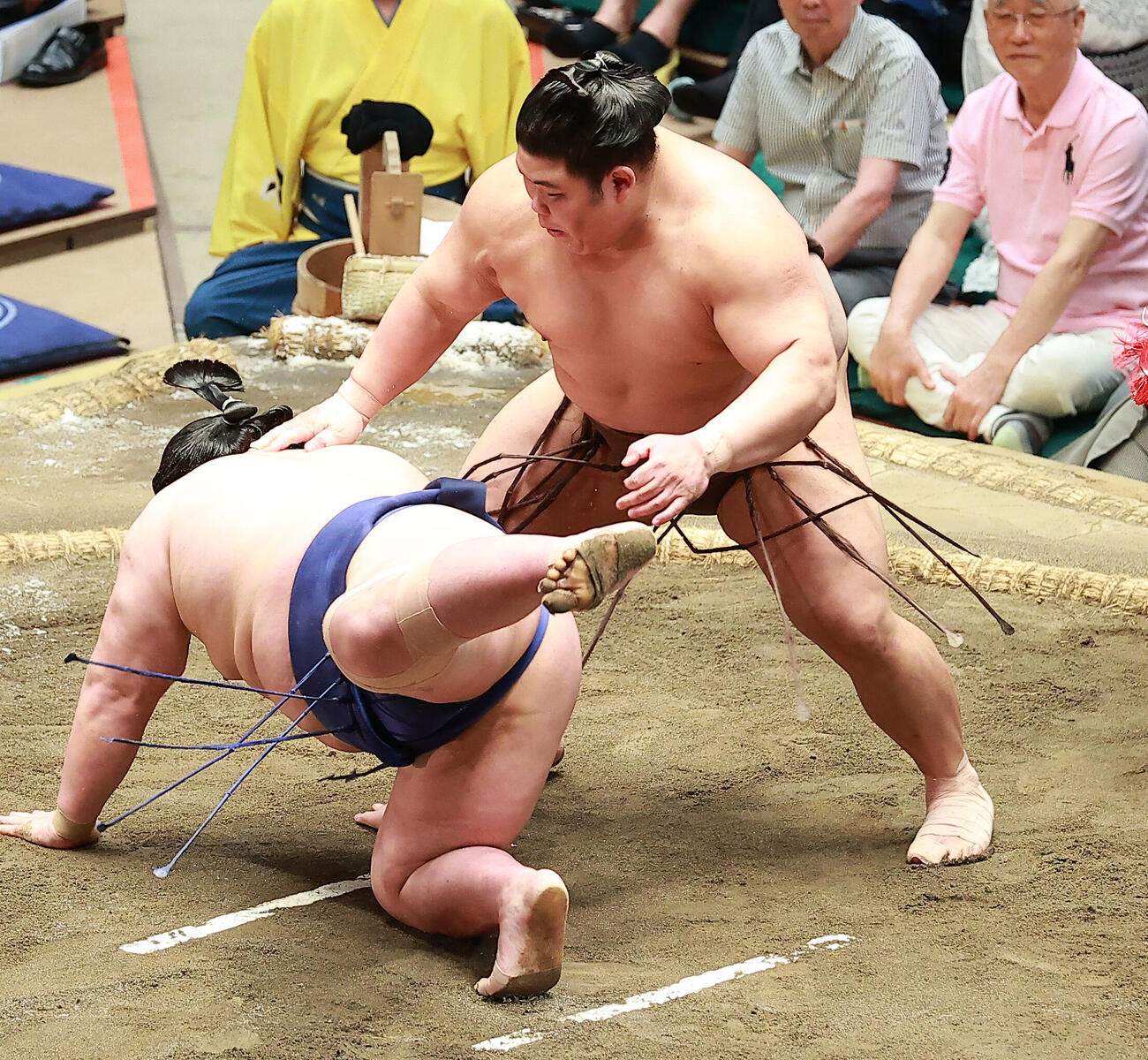 藤青雲（下）をはたき込みで破る伯乃富士（撮影・中島郁夫）