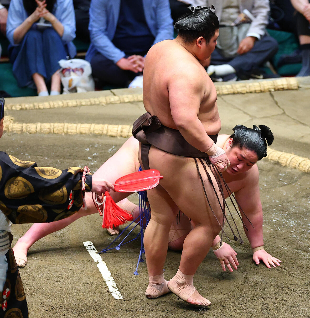 藤青雲（奥）をはたき込みで破った伯乃富士（撮影・野上伸悟）