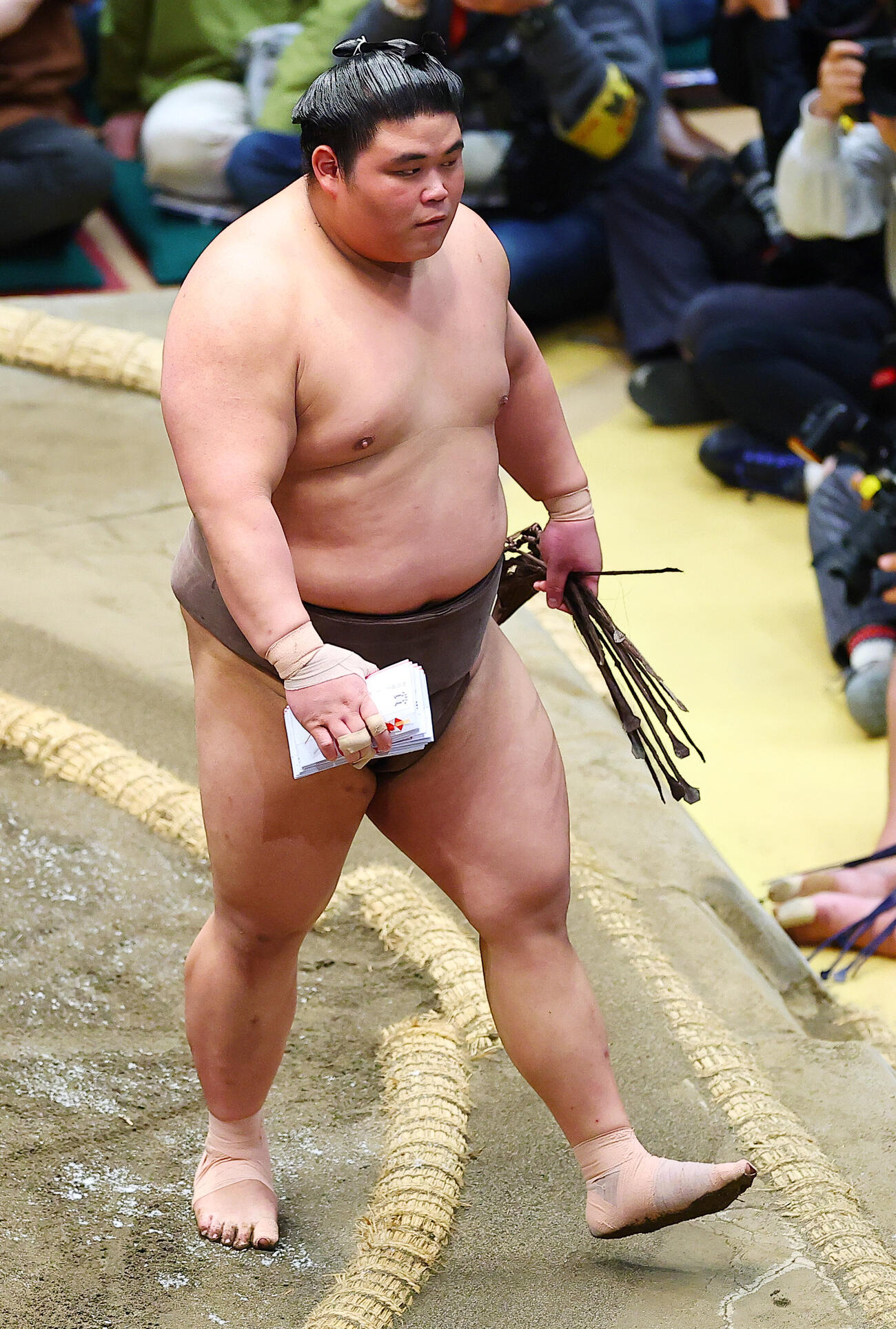 藤青雲をはたき込みで破った伯乃富士（撮影・野上伸悟）