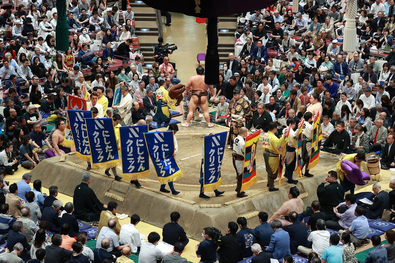 伯乃富士対藤青雲に掲げられた懸賞金垂れ幕（撮影・中島郁夫）