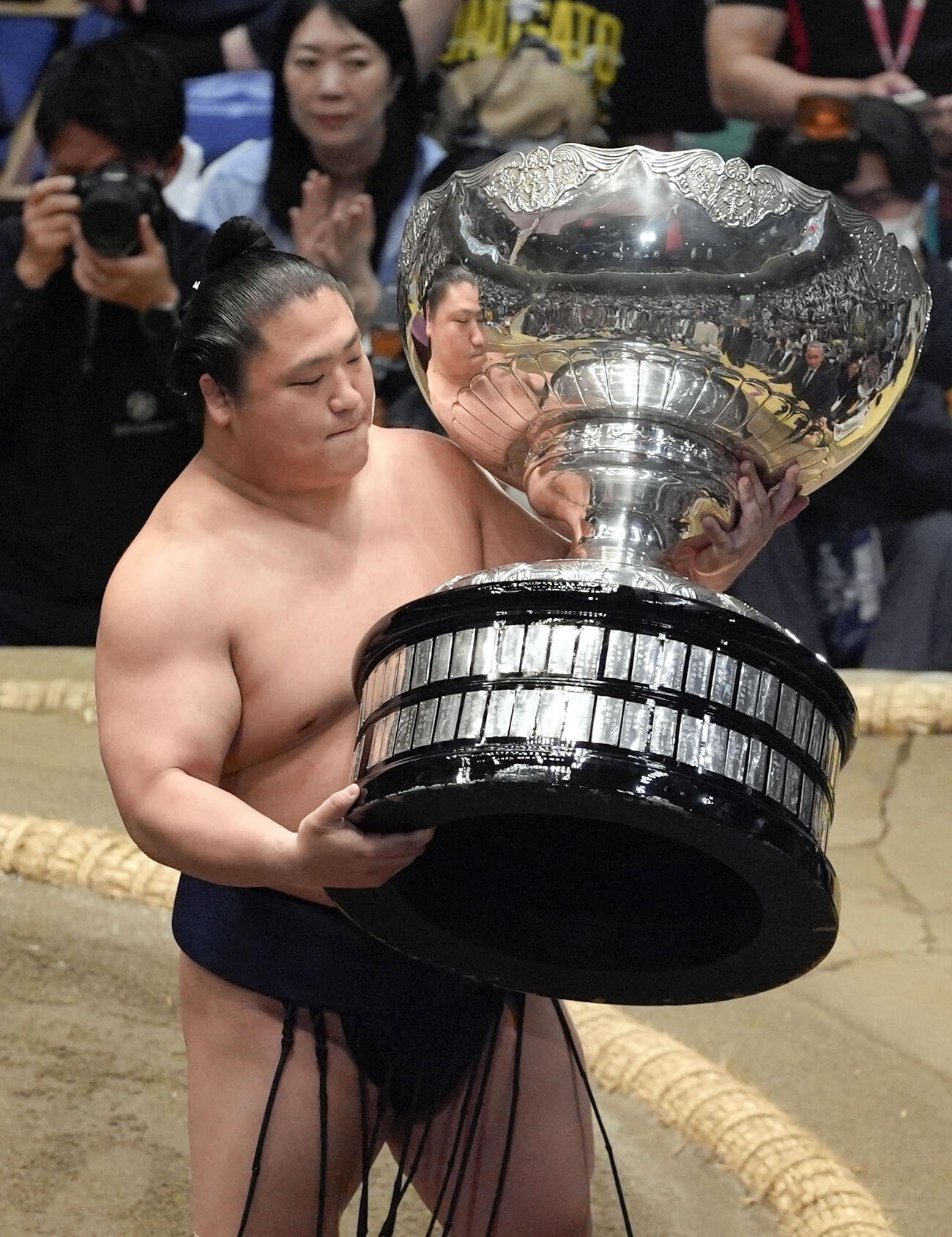 優勝を果たし、内閣総理大臣杯を手にする若隆景＝両国国技館（共同）