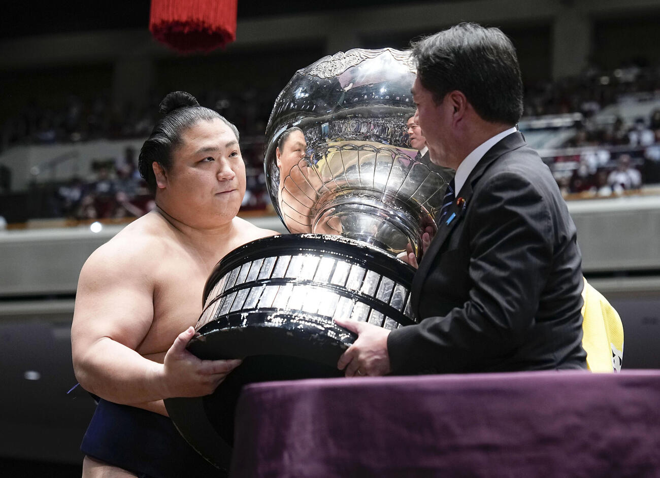 優勝を果たし、内閣総理大臣杯を授与される若隆景（左）（共同）