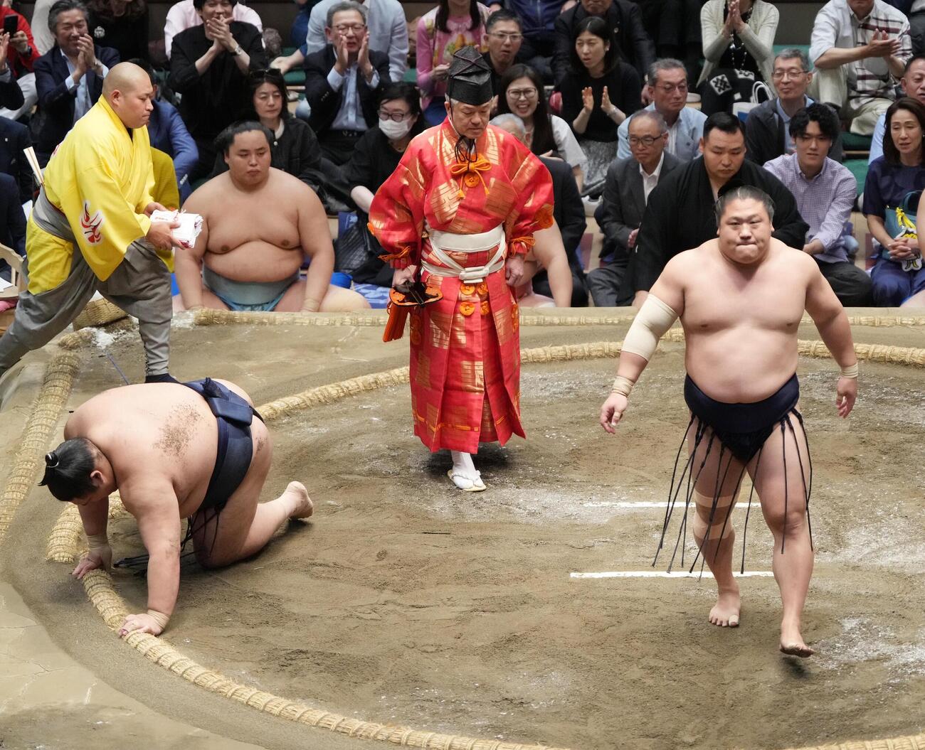 若隆景は藤凌駕（左）を肩透かしで下す（撮影・小沢裕）
