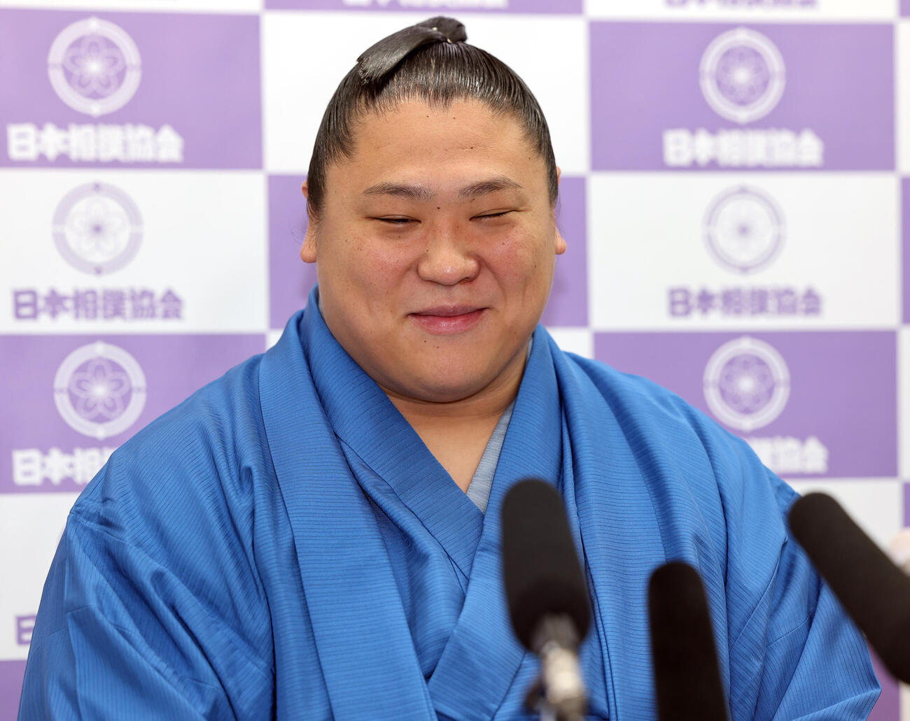 優勝から一夜明け、会見する若隆景（撮影・野上伸悟）