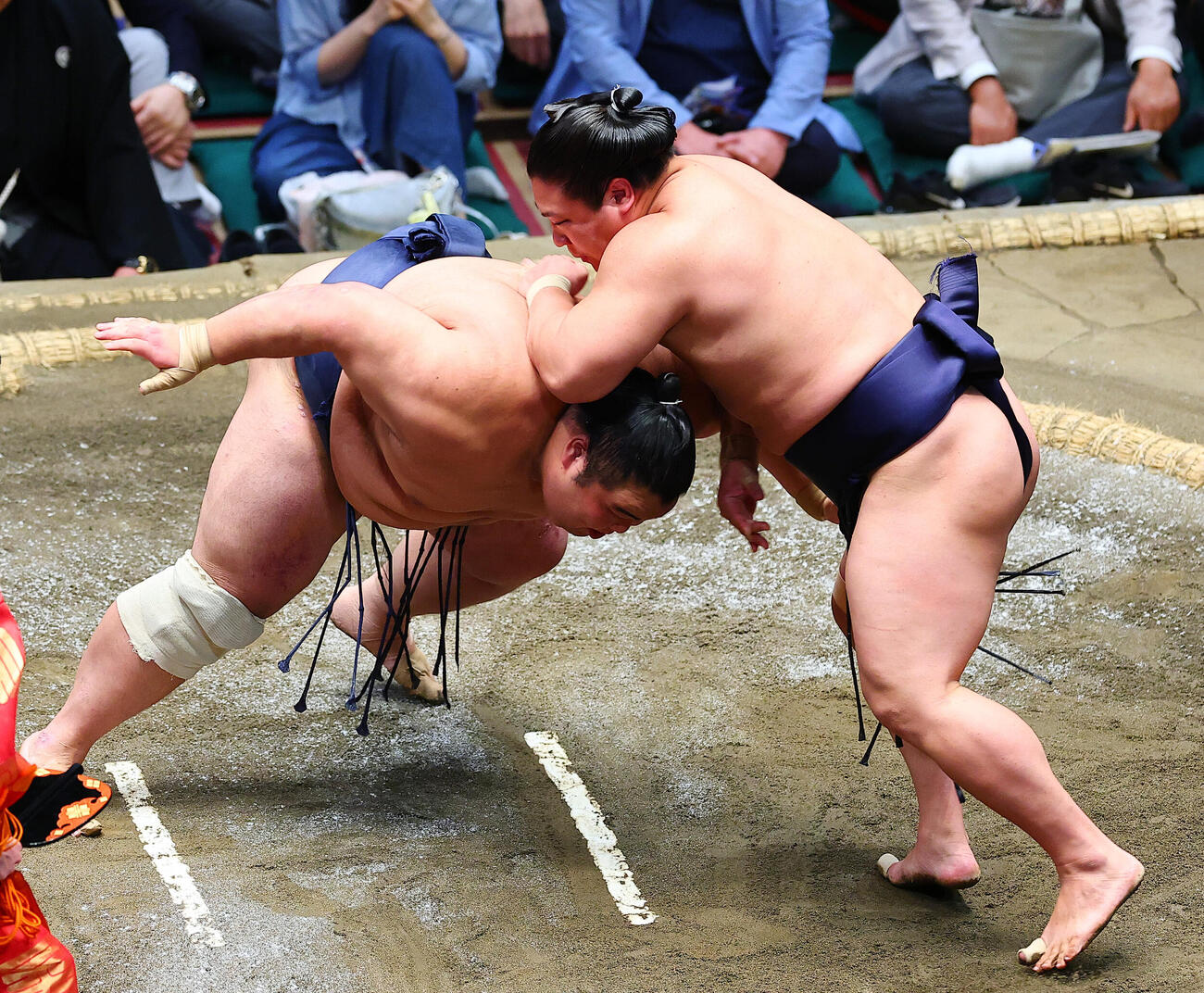 藤凌駕（左）を肩すかしで破る若隆景（撮影・野上伸悟）