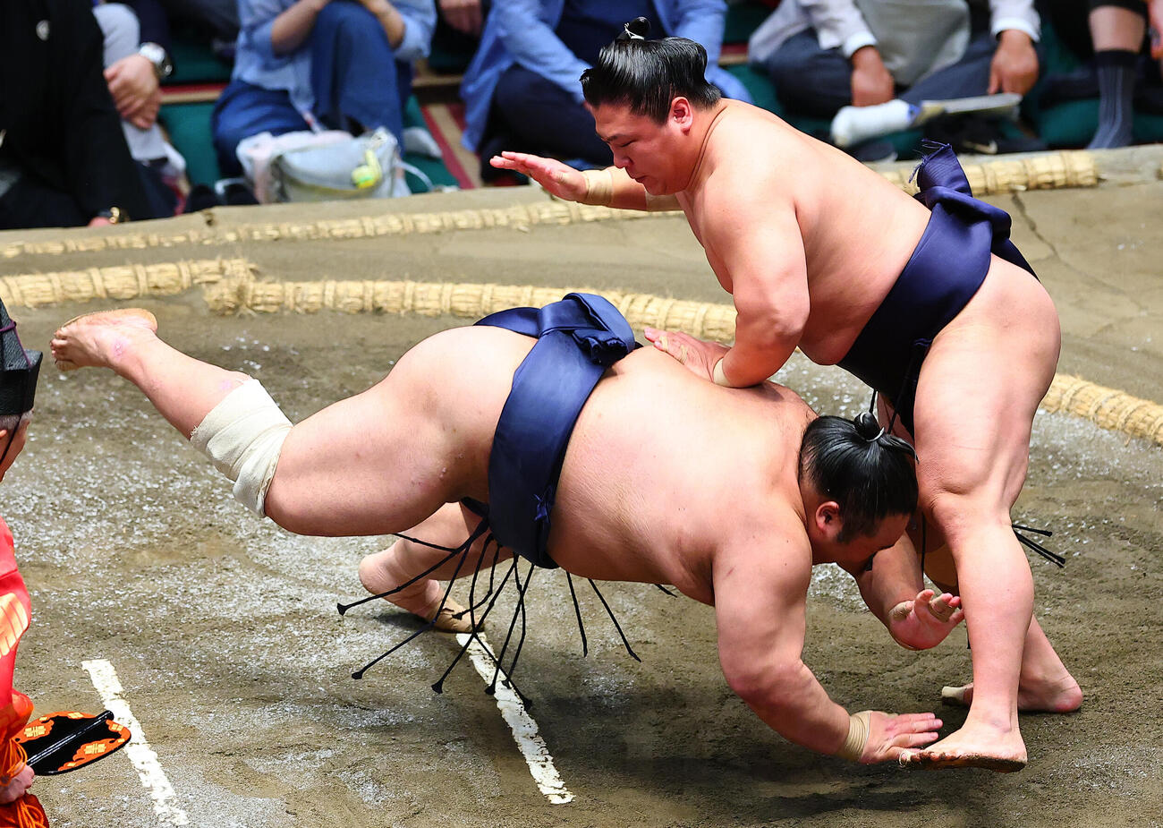 藤凌駕（左）を肩すかしで破る若隆景（撮影・野上伸悟）