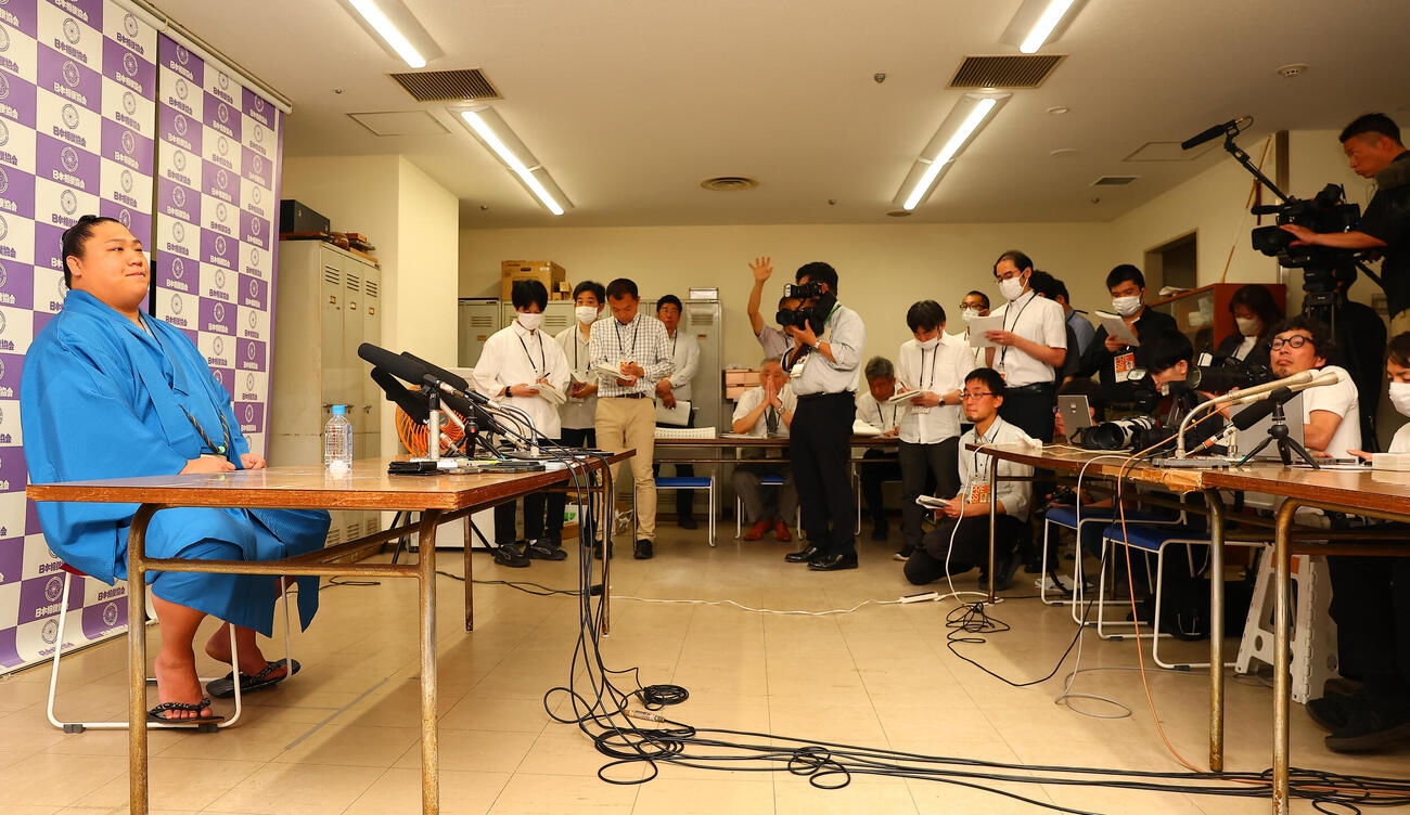 優勝から一夜明け、会見する若隆景（撮影・野上伸悟）＝2026年5月25日