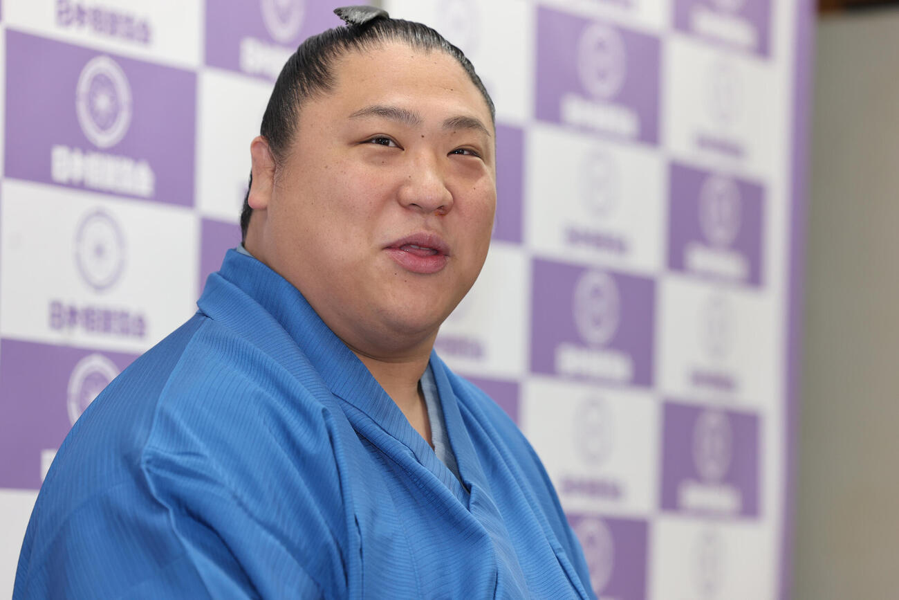 優勝から一夜明け、会見する若隆景（撮影・野上伸悟）