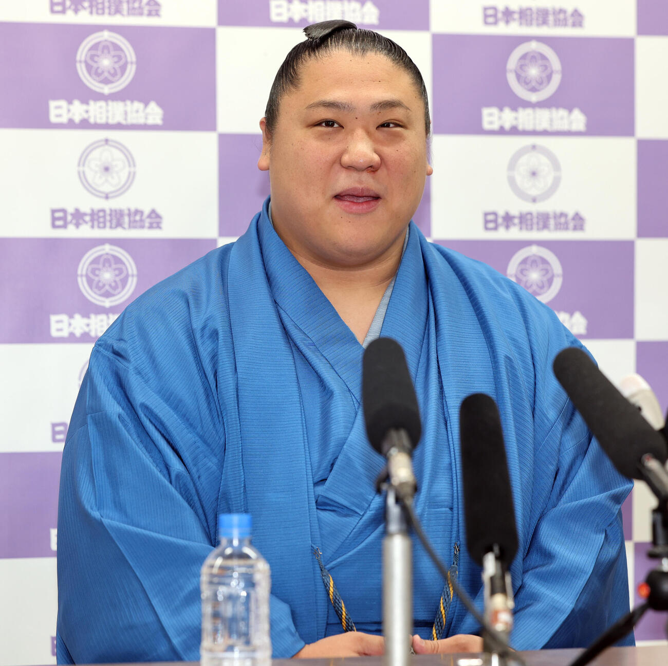 優勝から一夜明け、会見する若隆景（撮影・野上伸悟）