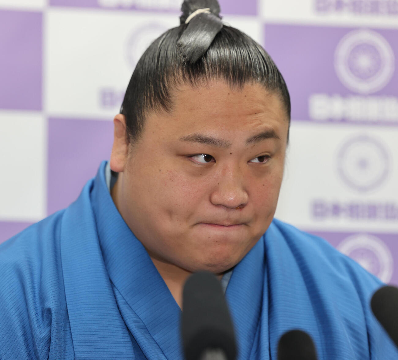 優勝から一夜明け、会見する若隆景（撮影・野上伸悟）
