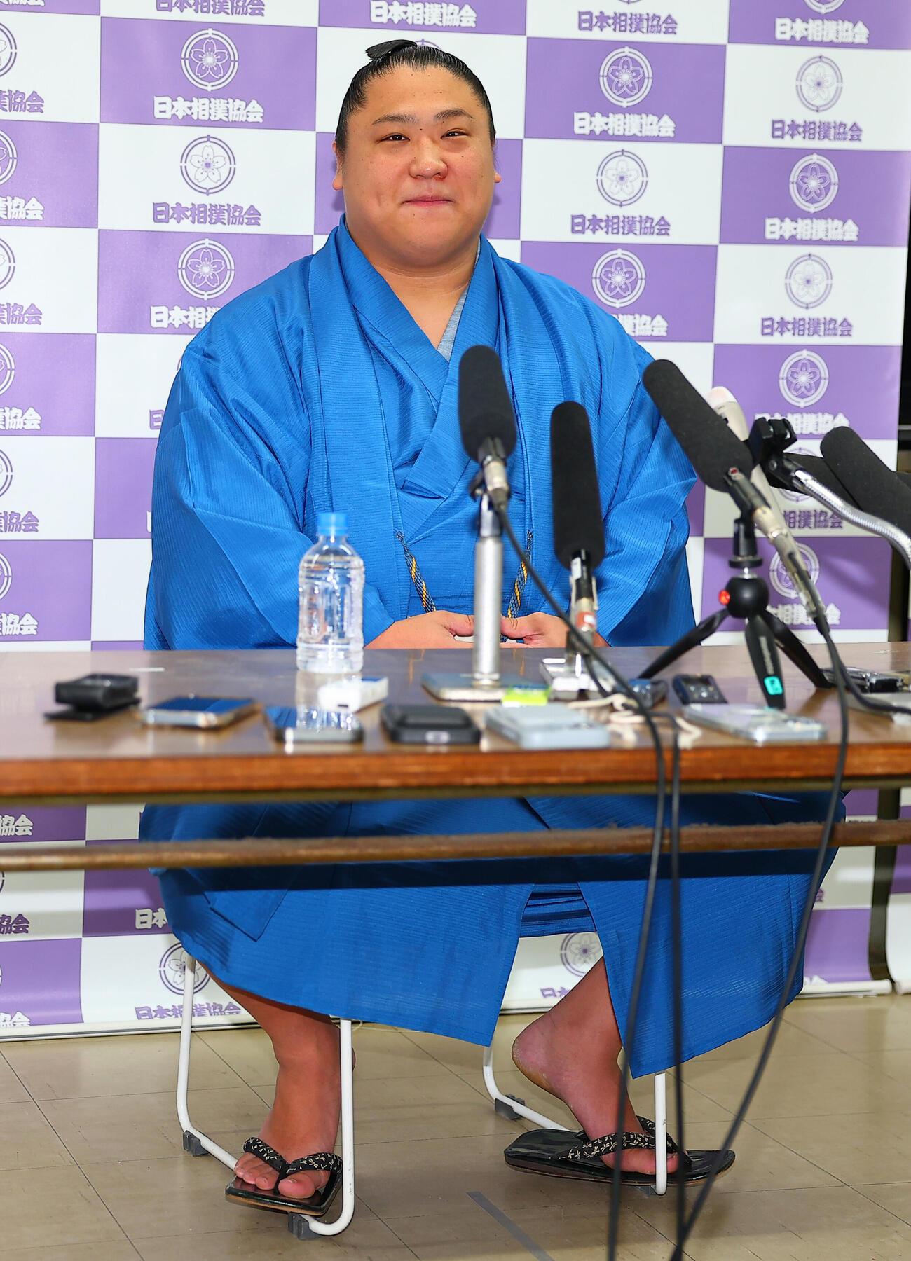 優勝から一夜明け、会見する若隆景（撮影・野上伸悟）