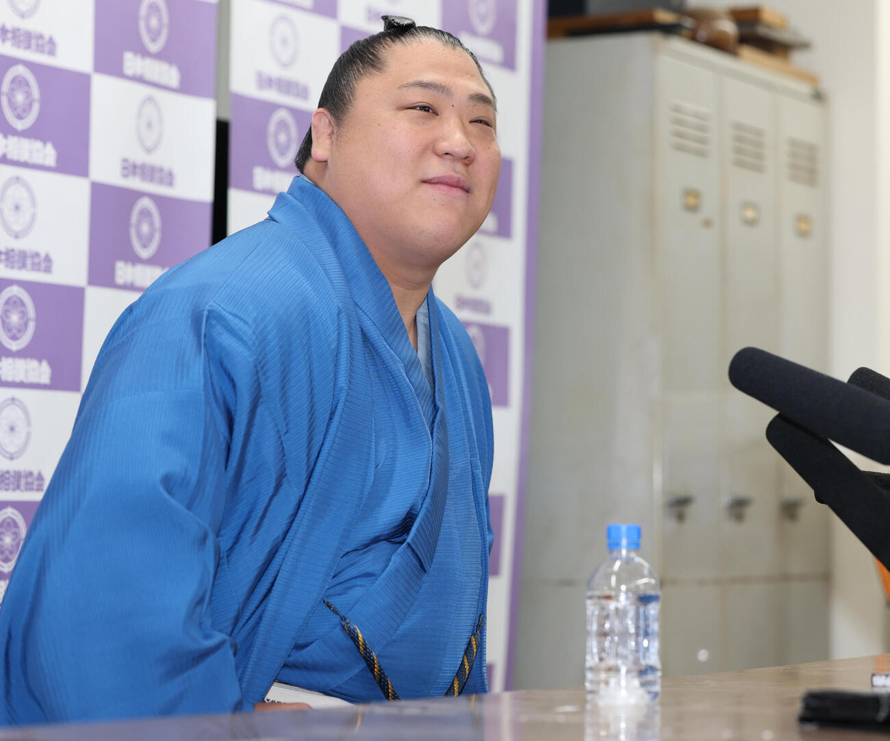 優勝から一夜明け、会見する若隆景（撮影・野上伸悟）