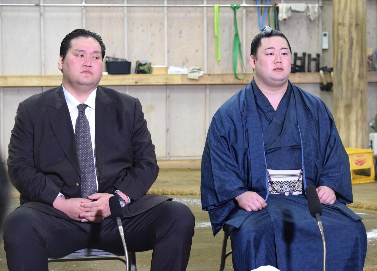 十両昇進会見を行う嵐富士（右）と伊勢ケ浜親方（撮影・山田遼太郎）