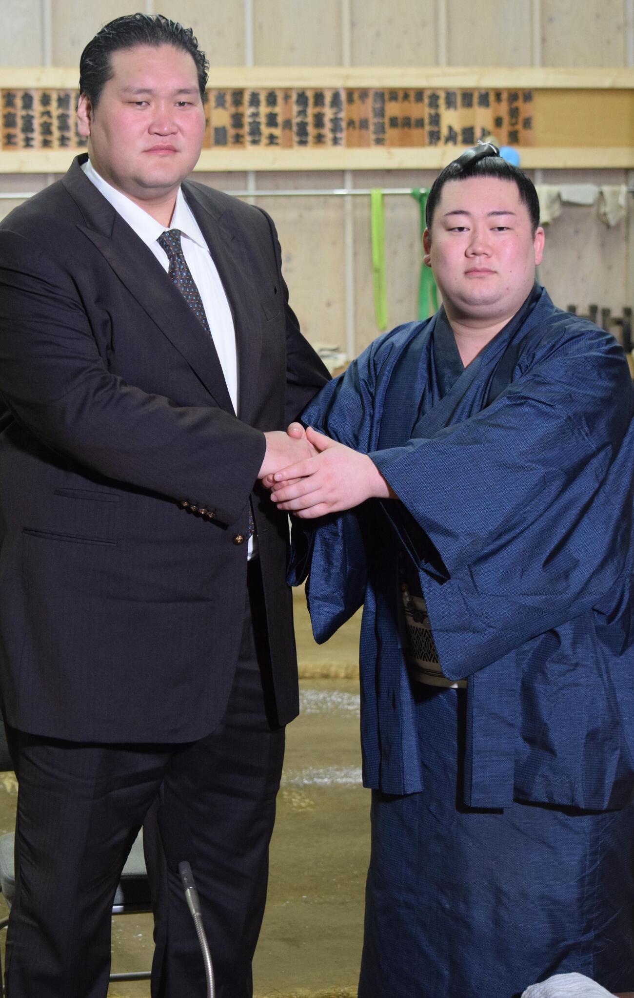 十両昇進会見後に握手する嵐富士（右）と伊勢ケ浜親方（撮影・山田遼太郎）
