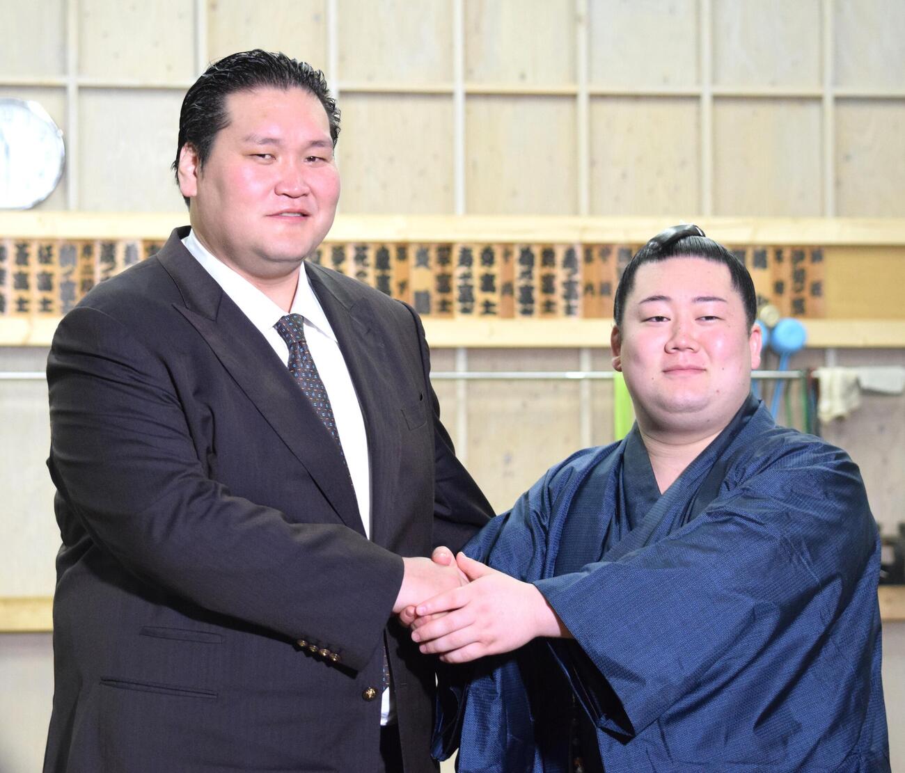 十両昇進会見後に握手する嵐富士（右）と伊勢ケ浜親方（撮影・山田遼太郎）