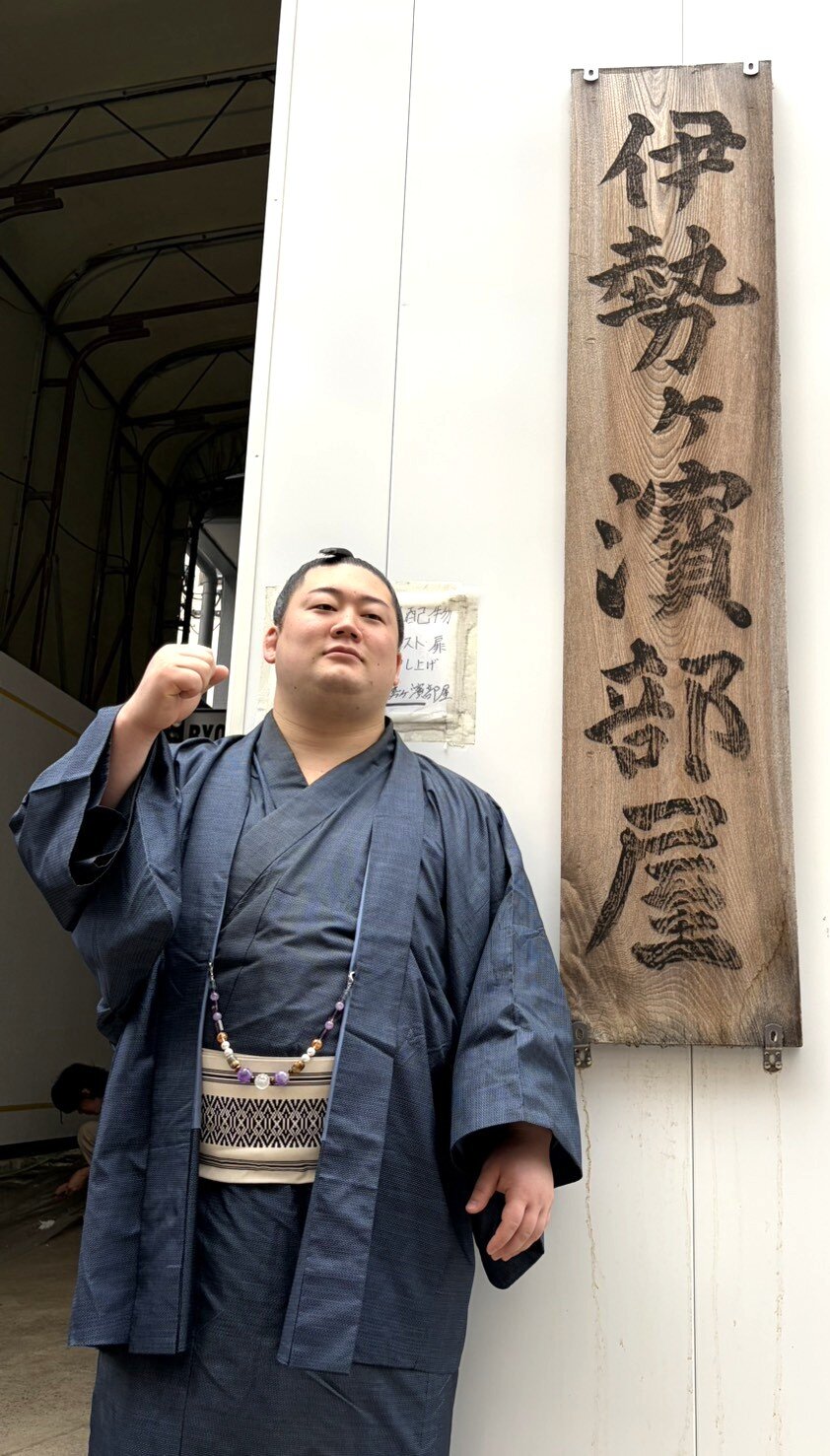 十両昇進会見後に部屋の前で写真に納まる嵐富士（撮影・山田遼太郎）