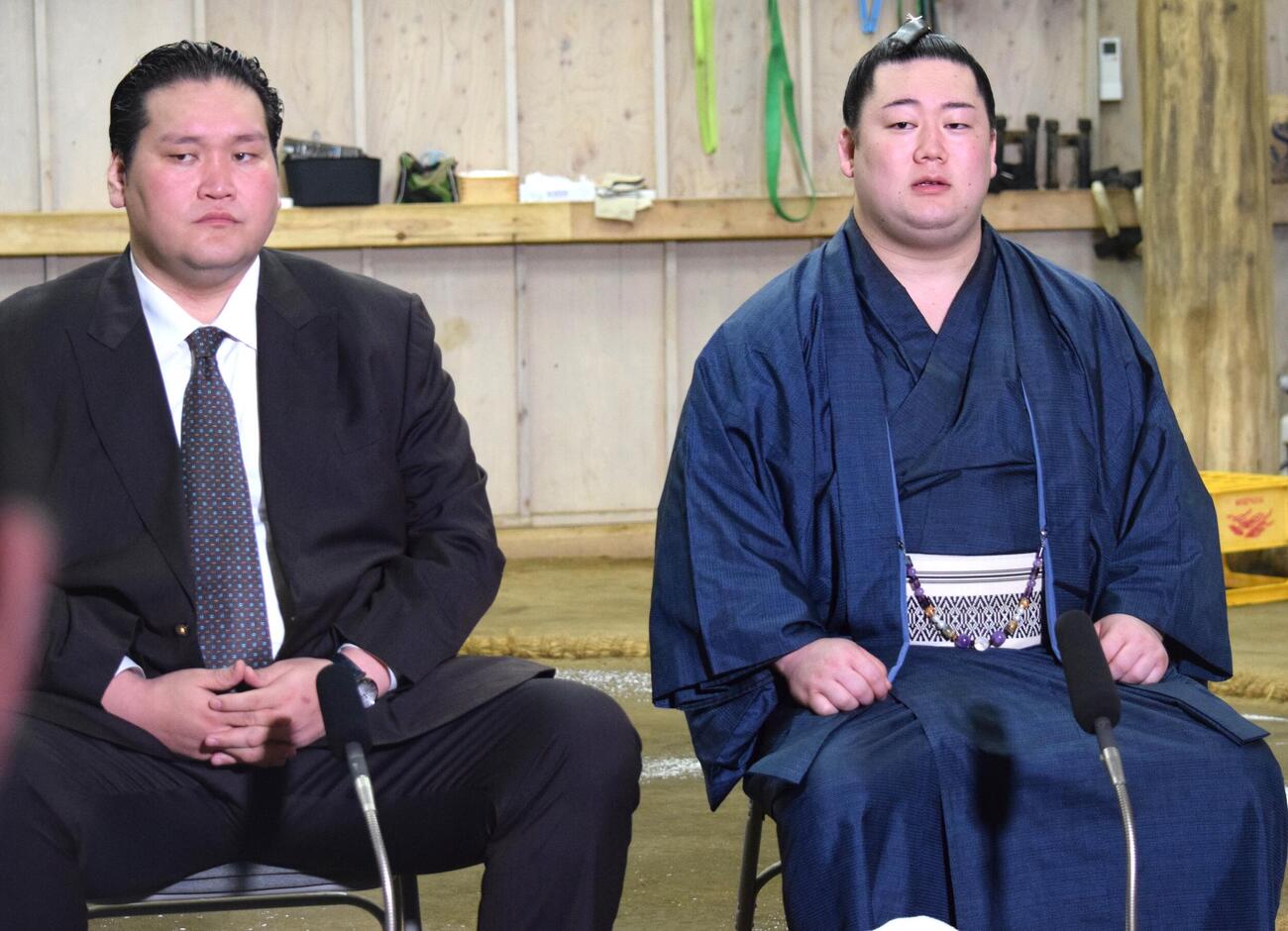 十両昇進会見を行う嵐富士（右）と伊勢ケ浜親方（撮影・山田遼太郎）