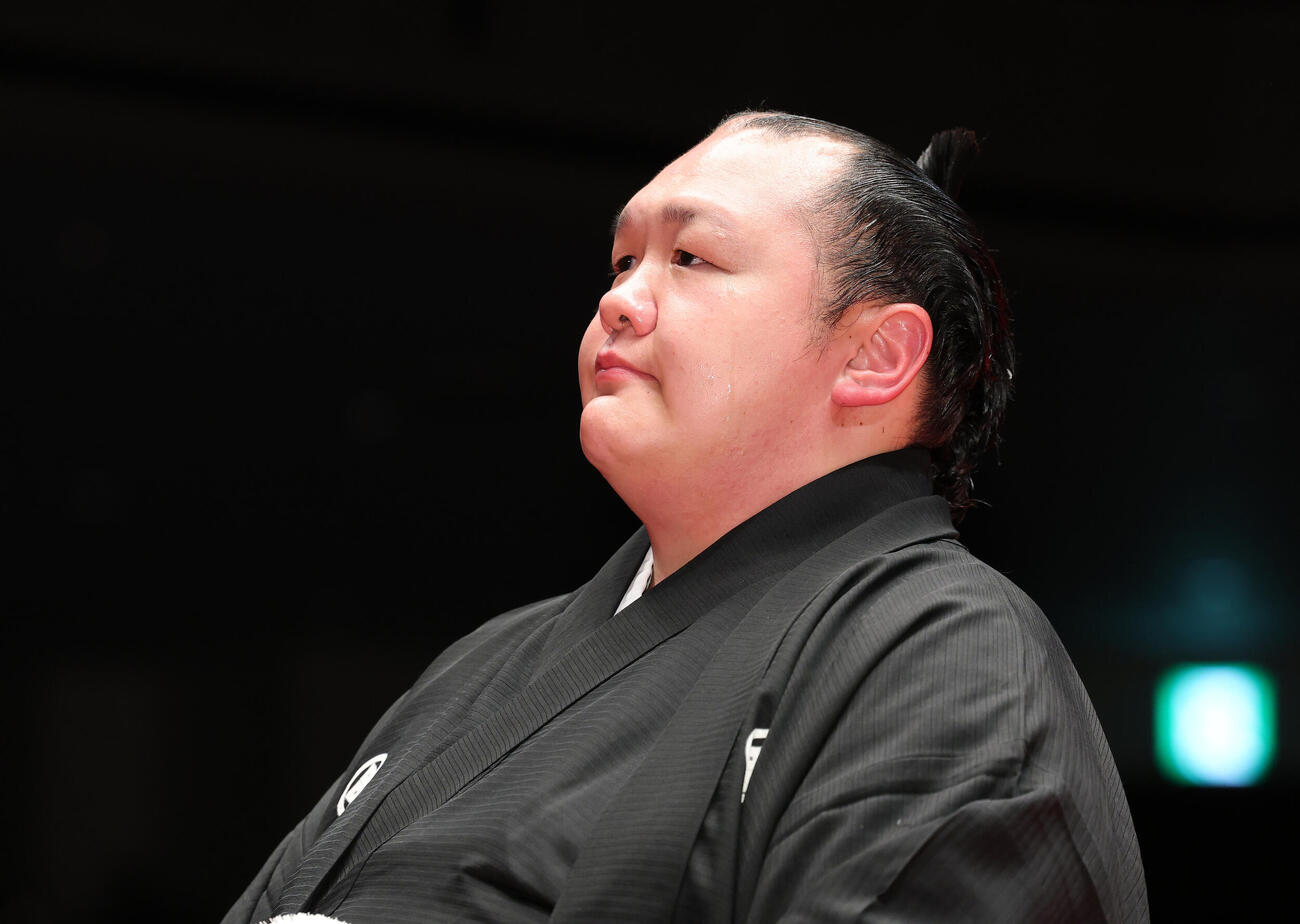 断髪式で涙ぐむ北勝富士改め大山親方（撮影・鈴木正人）
