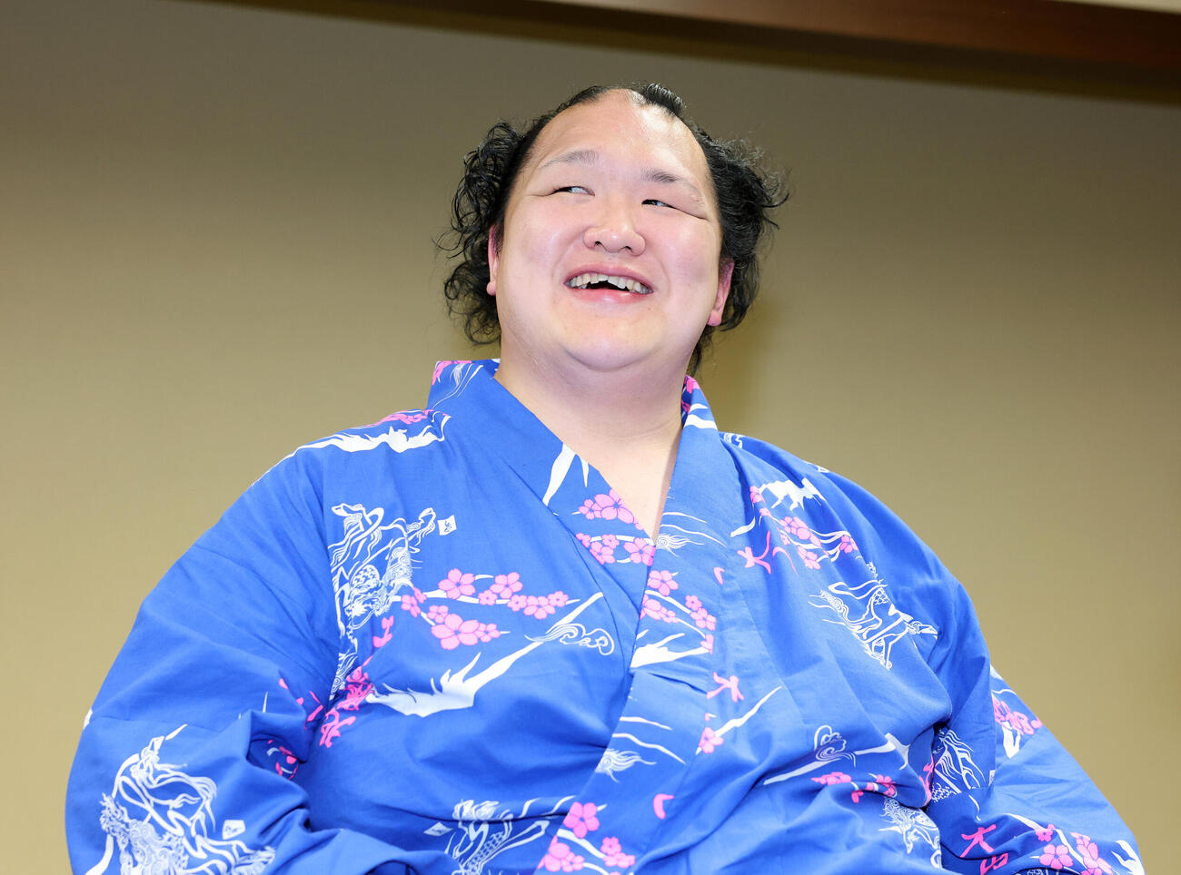 笑顔を見せる北勝富士改め大山親方（撮影・鈴木正人）