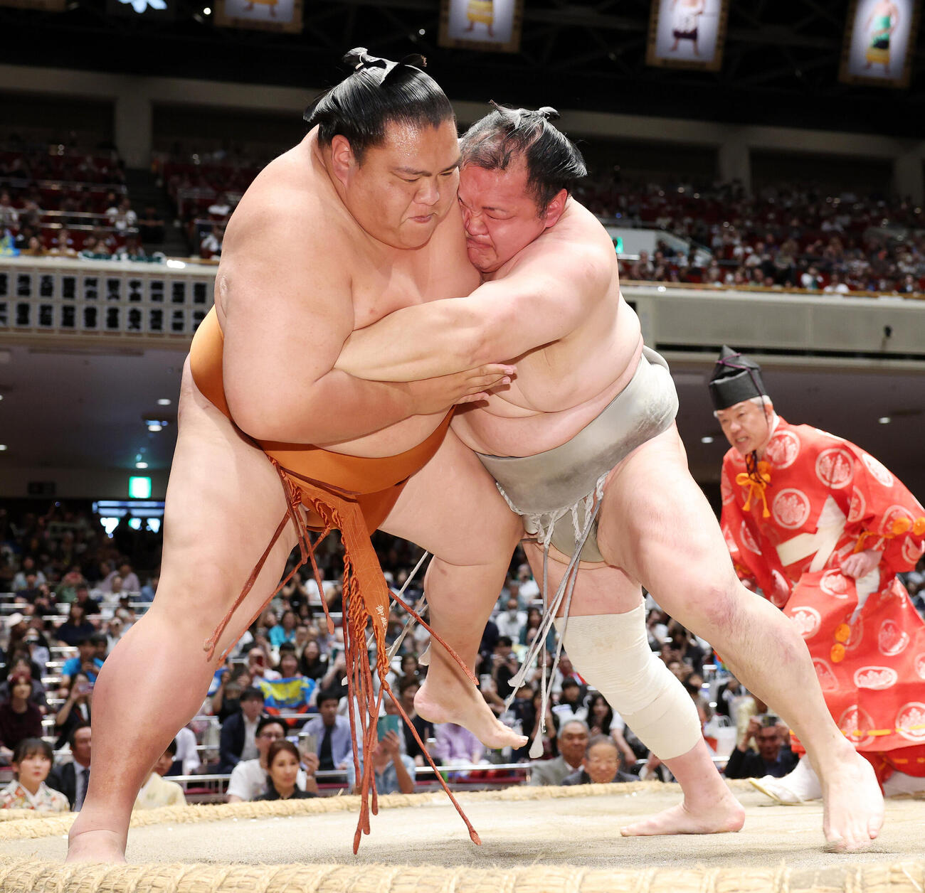 御嶽海（左）と最後の一番に臨む北勝富士改め大山親方（撮影・鈴木正人）