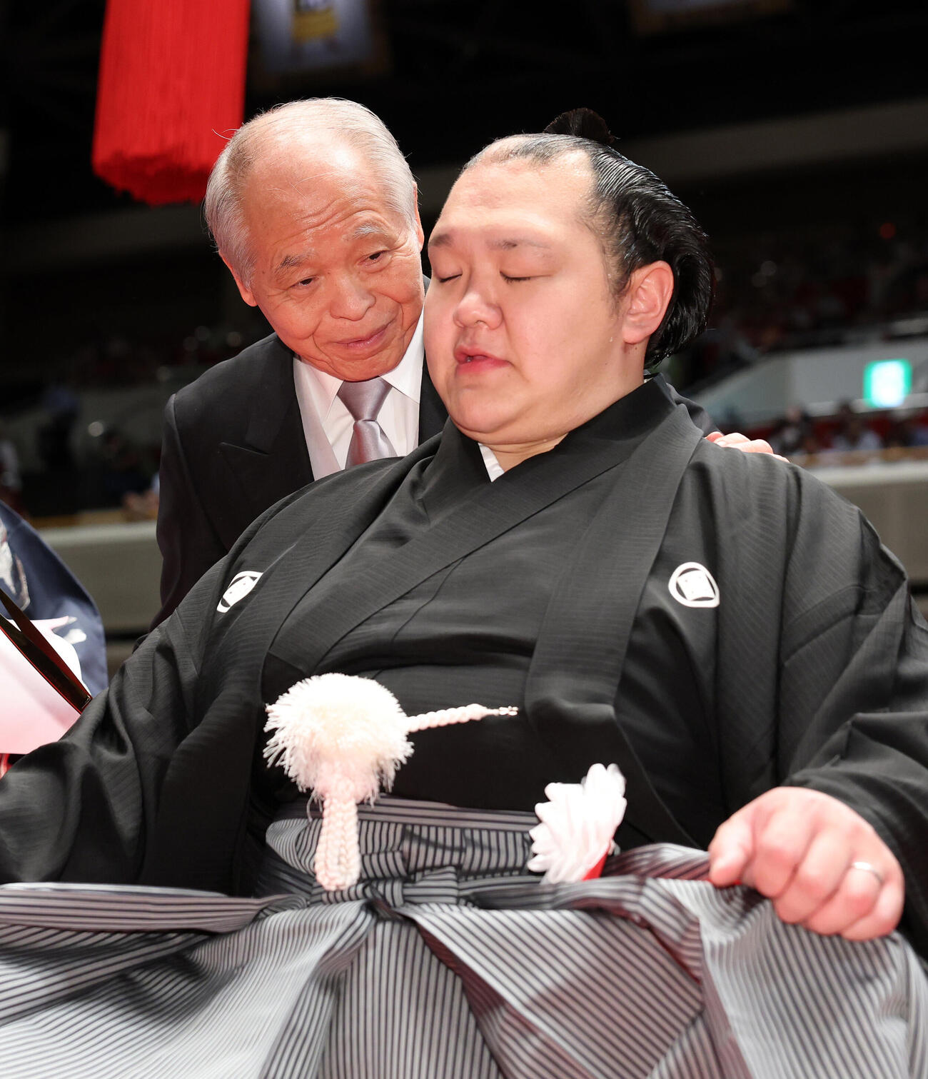 北勝富士改め大山親方（手前）に話しかける鈴木宗男参院議員（撮影・鈴木正人）