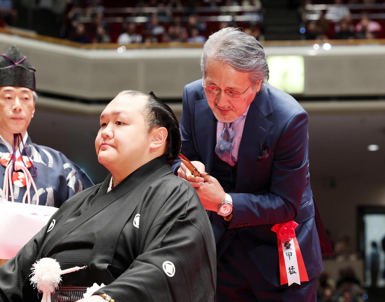 北勝富士改め大山親方（左）にハサミを入れる愛甲剛氏（撮影・鈴木正人）＝2026年5月30日