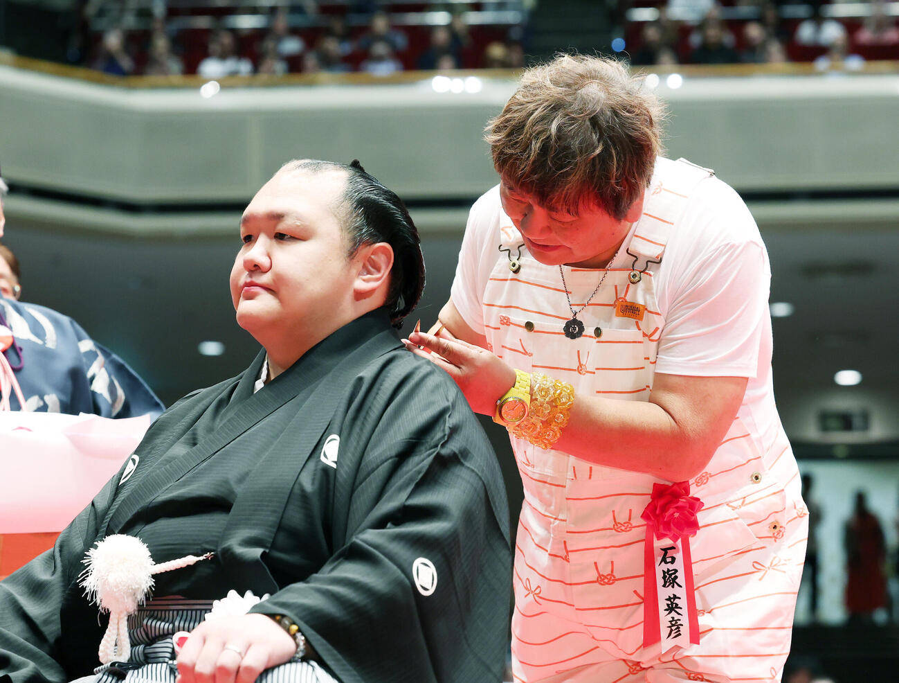北勝富士改め大山親方（左）にハサミを入れる石塚英彦（撮影・鈴木正人）＝2026年5月30日