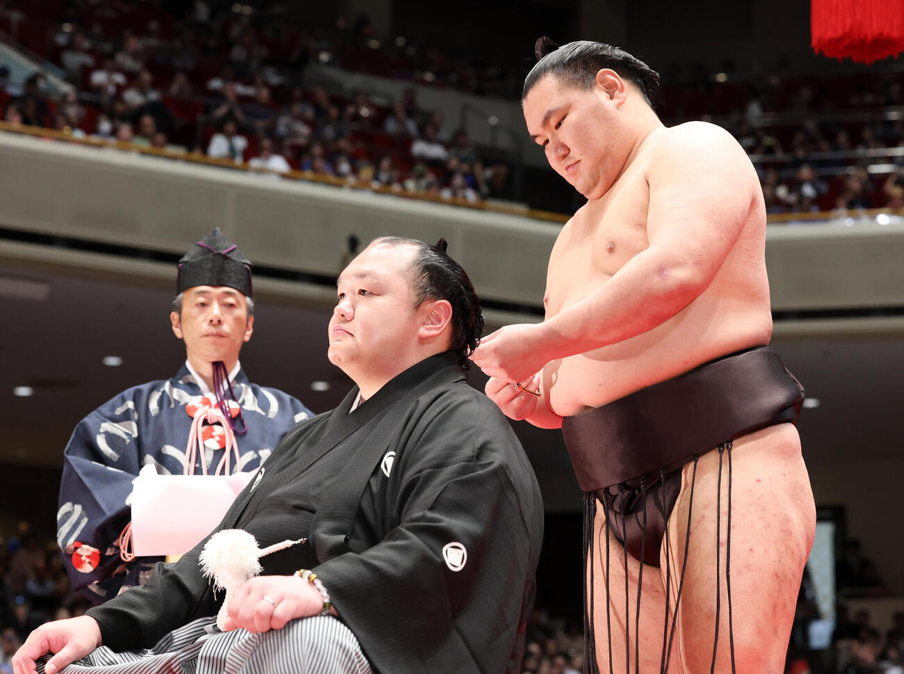 北勝富士改め大山親方（左）にハサミを入れる豊昇龍（撮影・鈴木正人）＝2026年5月30日