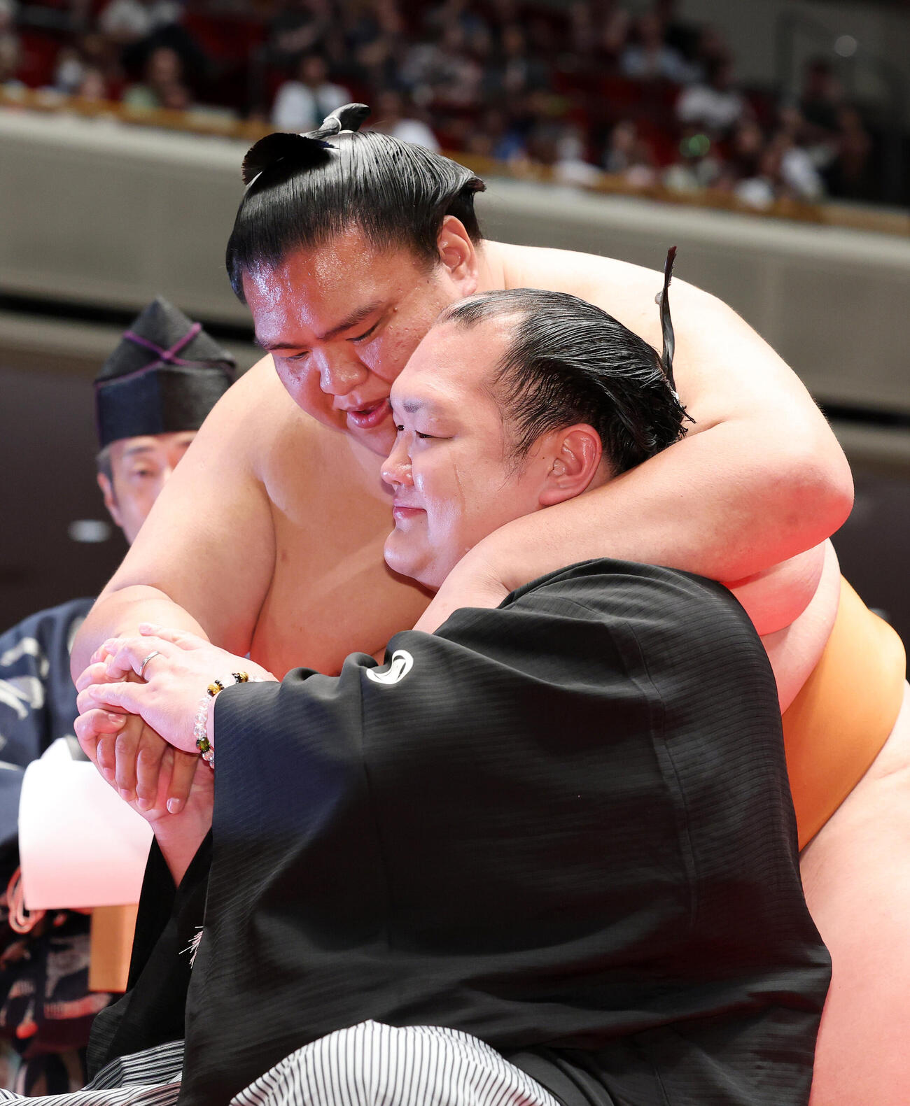 北勝富士改め大山親方（手前）を労う御嶽海（撮影・鈴木正人）＝2026年5月30日