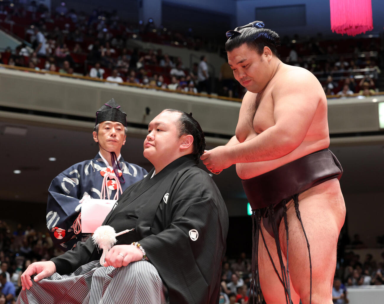 北勝富士改め大山親方（左）にハサミを入れる霧島（撮影・鈴木正人）＝2026年5月30日