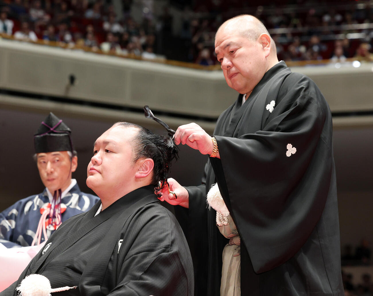北勝富士改め大山親方（左）に止めばさみを入れる八角親方（撮影・鈴木正人）