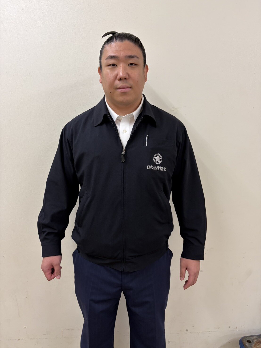 若者頭に転身後、日本相撲協会のジャンパー姿で初仕事を務めた若隆元（撮影・山田遼太郎）