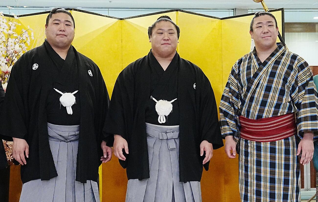 左から次兄の若元春、三男の若隆景、長兄の若隆元（2026年５月撮影）
