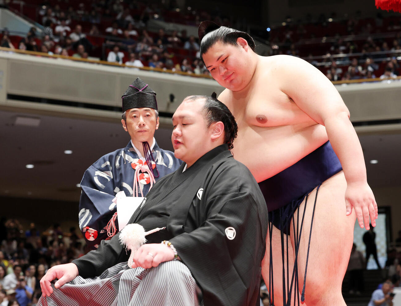 北勝富士改め大山親方（左）を労う大の里（撮影・鈴木正人）