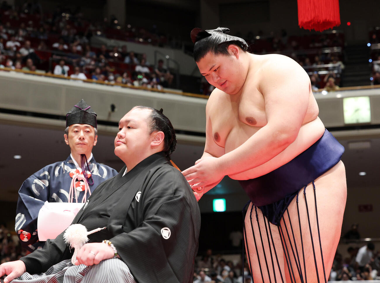北勝富士改め大山親方（左）にハサミを入れる大の里（撮影・鈴木正人）