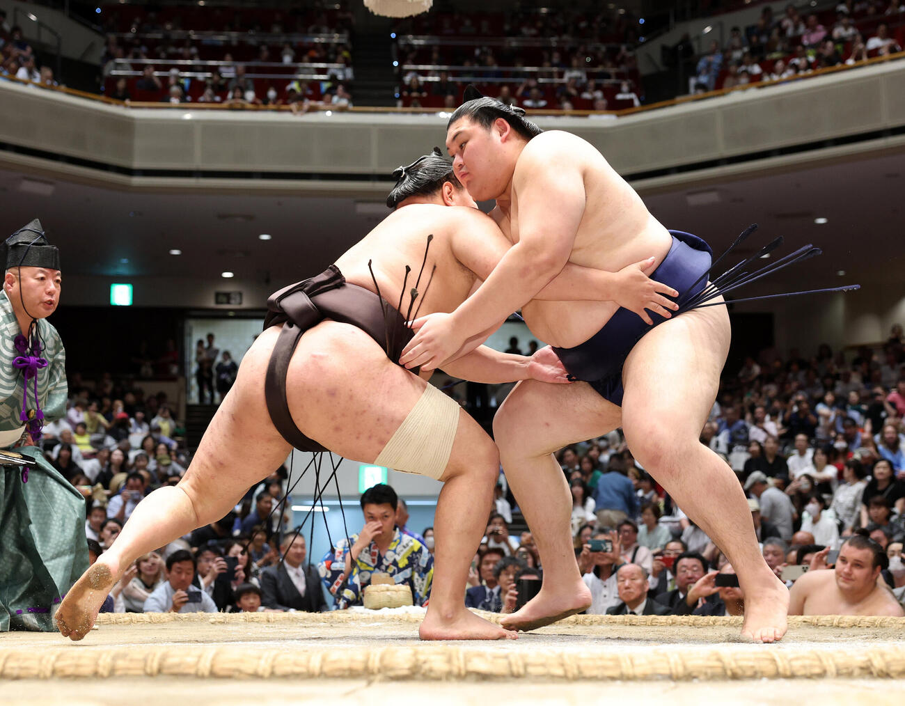 北勝富士引退大山襲名大相撲で豊昇龍（左）と取組をする大の里（撮影・鈴木正人）