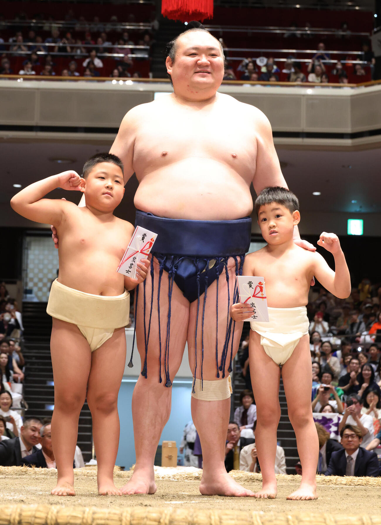 長男・慶丞くん（左）、次男・凛丞くん（右）と最後の一番を終え記念撮影する宝富士（撮影・中島郁夫）