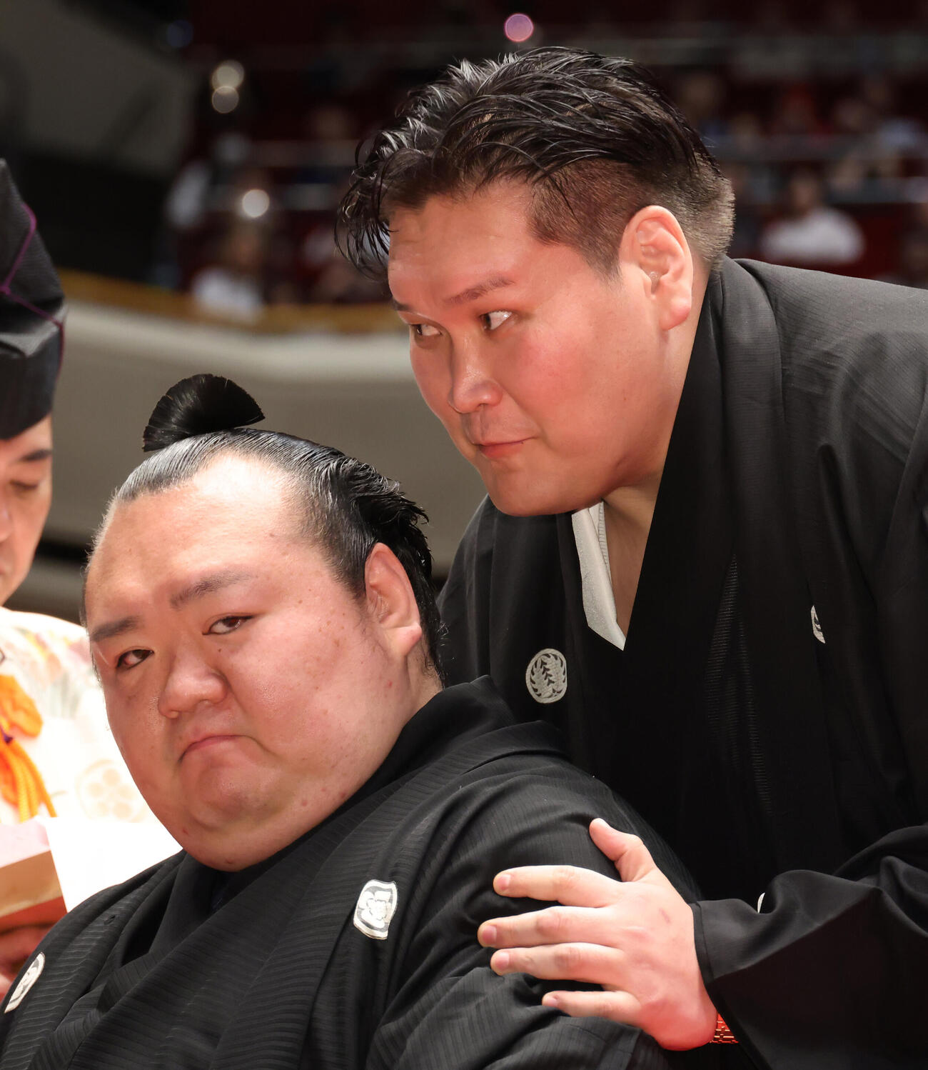 伊勢ヶ浜親方（右）から言葉を掛けられる宝富士（撮影・中島郁夫）