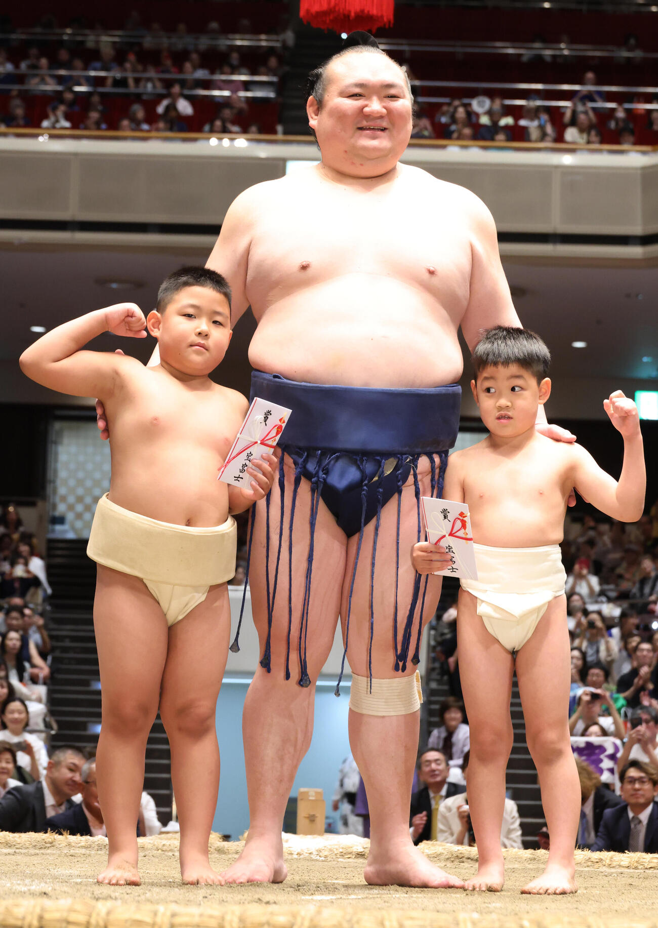 長男・慶丞くん（左）、次男・凛丞くん（右）と最後の一番を終え記念撮影する宝富士（撮影・中島郁夫）
