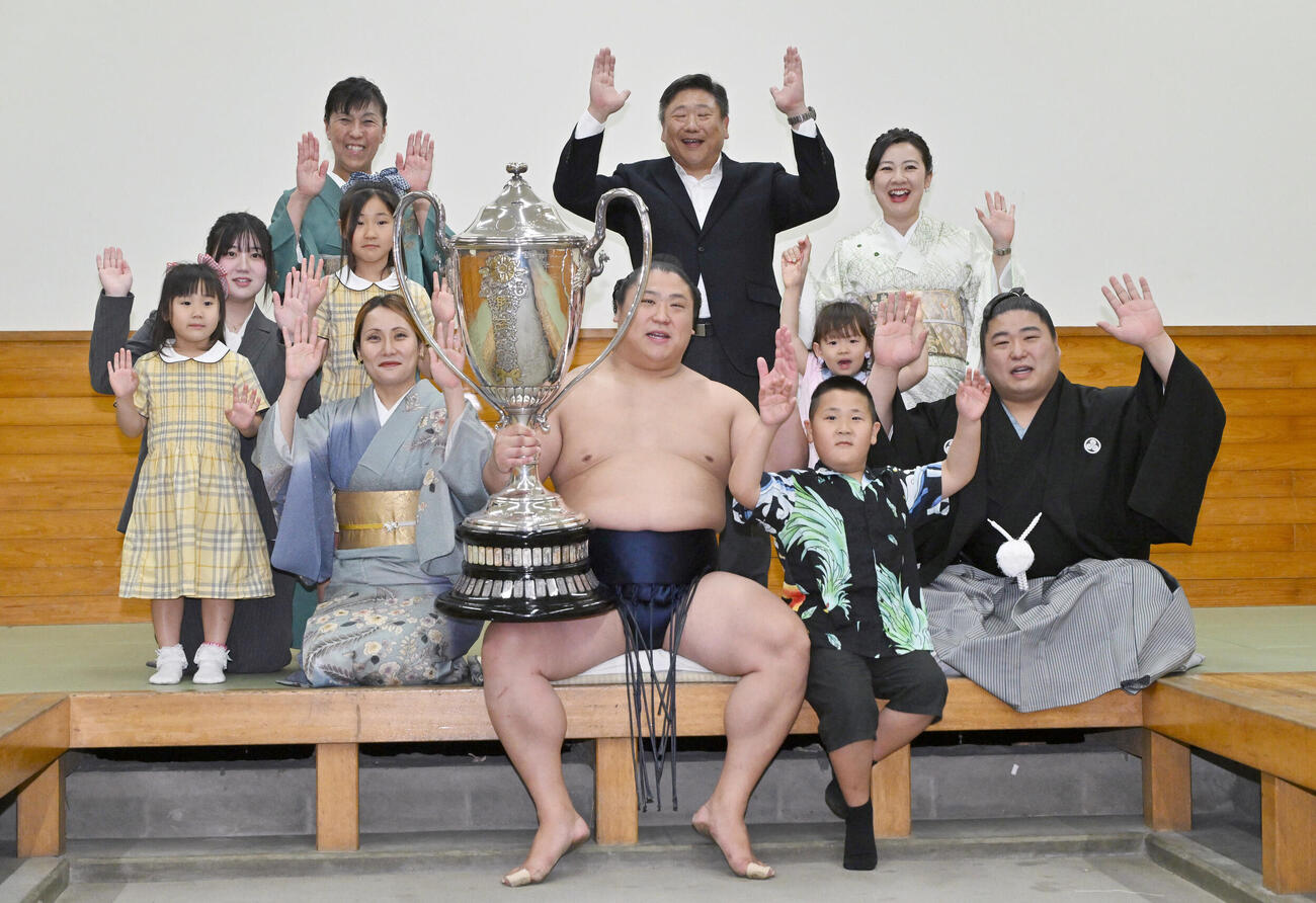 24日、長男・浬くんらと賜杯を手に喜ぶ若隆景（代表撮影）