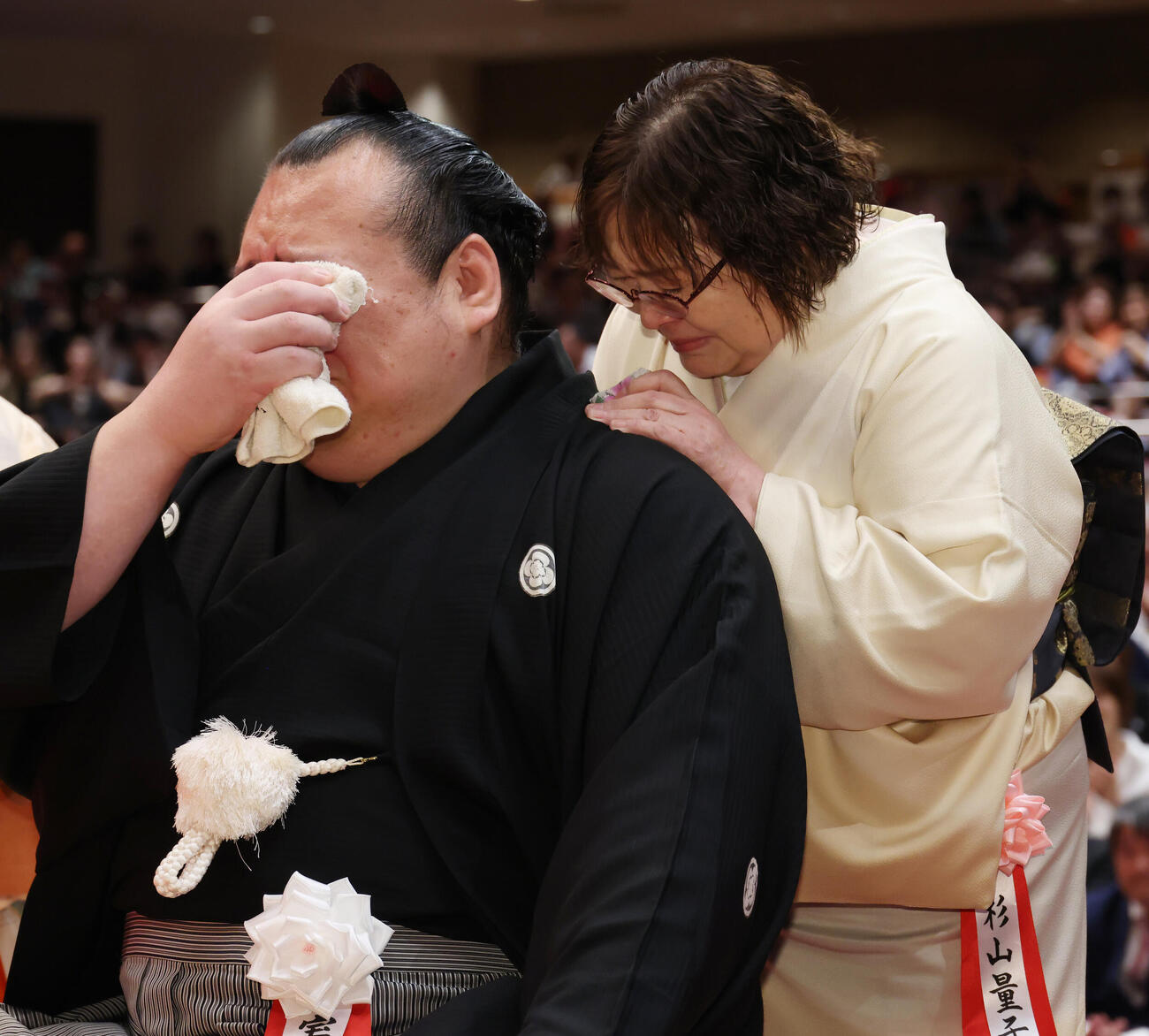 母・杉山量子さん（右）のはさみに涙を流す宝富士（撮影・中島郁夫）