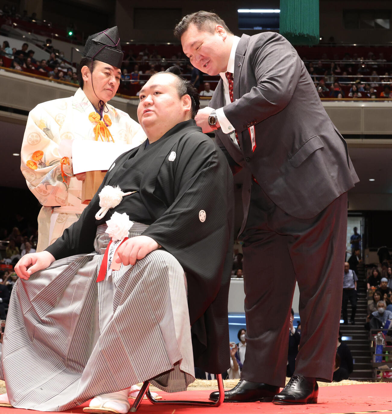 白鵬翔さん（右）に挟みを入れてもらう宝富士（撮影・中島郁夫）