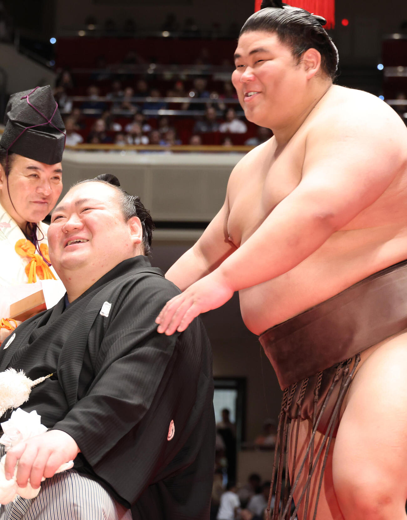 キスされ笑顔の宝富士（撮影・中島郁夫）
